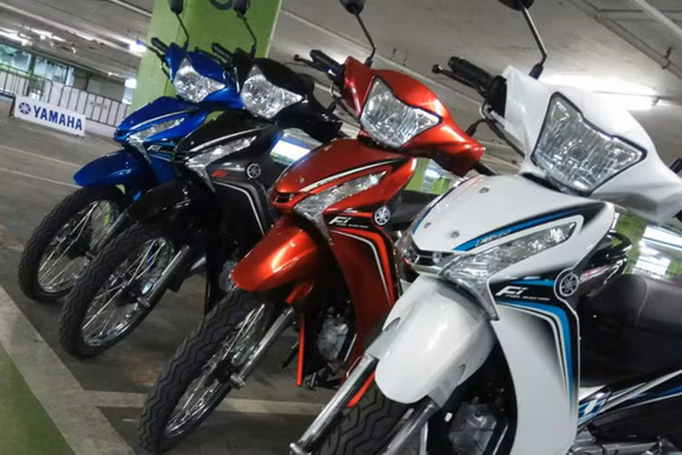 Trang bị an toàn cho tất cả các phiên bản của mẫu xe số phổ thông Yamaha Finn 110 mới này sẽ vẫn là phuộc ống lồng trước, giảm chấn phía sau. Hệ thống phanh trước của xe là dạng đĩa đơn, phía sau dạng đùm.