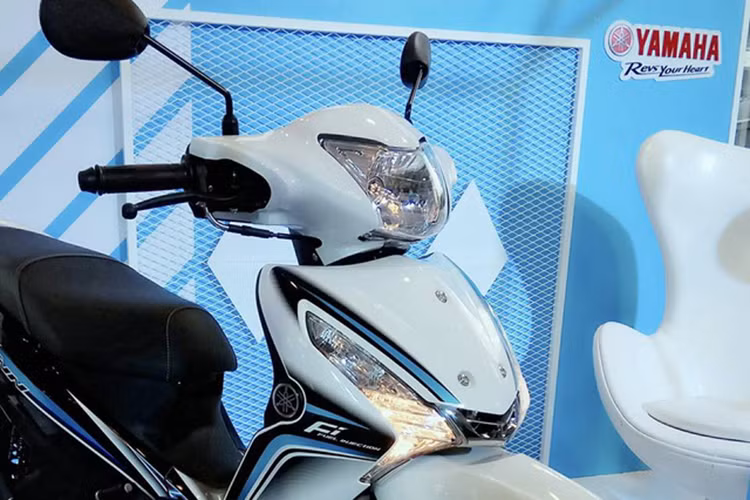 Hai bên cánh xe được thiết kế tạo thành 1 khối duy nhất đi kèm logo Yamaha thiết kế dạng tem đấu khá mạnh mẽ. Nằm giữa 2 đèn xi-nhan của xe là hốc gió với lớp mạ bóng thiết kế theo phong cách xe môtô thể thao.