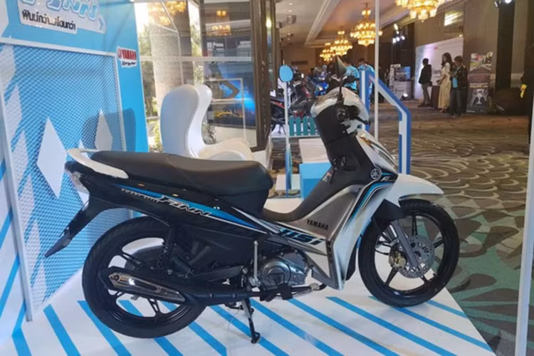 Ngoài ra, Yamaha Finn 110 mới còn được trang bị ổ khóa điện đa chức năng, cốp chứa đồ 9,7 lít bên dưới yên và ngăn nhỏ sau yếm trước. Ở phiên bản thường, mẫu xe số này sử dụng vành nan hoa. Trong khi đó, Yamaha Finn 110 phiên bản cao cấp sẽ đi kèm vành đúc 5 chấu.