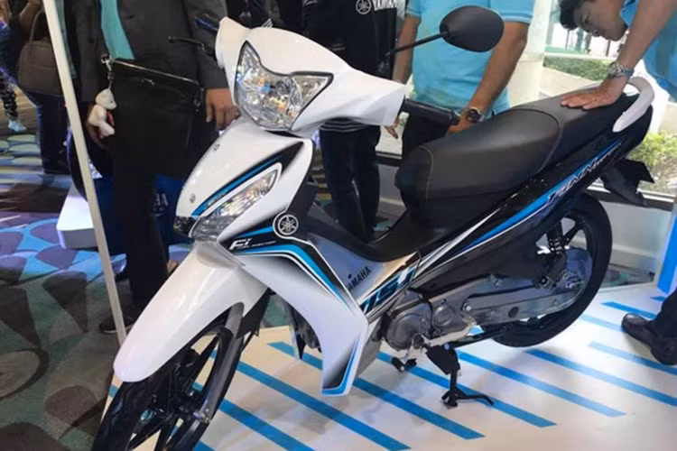 Các chi tiết thiết kế trên mẫu xe Yamaha Finn 110 nếu nhìn lướt qua nó lại khá giống với "đối thủ" Honda Wave. Phần đầu của xe được trang bị cụm đèn pha sợi đốt thông thường, đèn xi-nhan kéo dài trên yếm trước.
