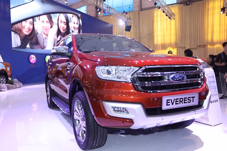 Bên cạnh đó ngoài Explorer, Ford Everest phiên bản 2016 - một chiếc SUV hạng trung, vững chắc luôn đảm bảo an toàn và tiện nghi cho người sử dụng trên những địa hình khó khăn nhất cũng được Ford Việt Nam mang đến triển lãm ôtô Việt Nam năm nay.