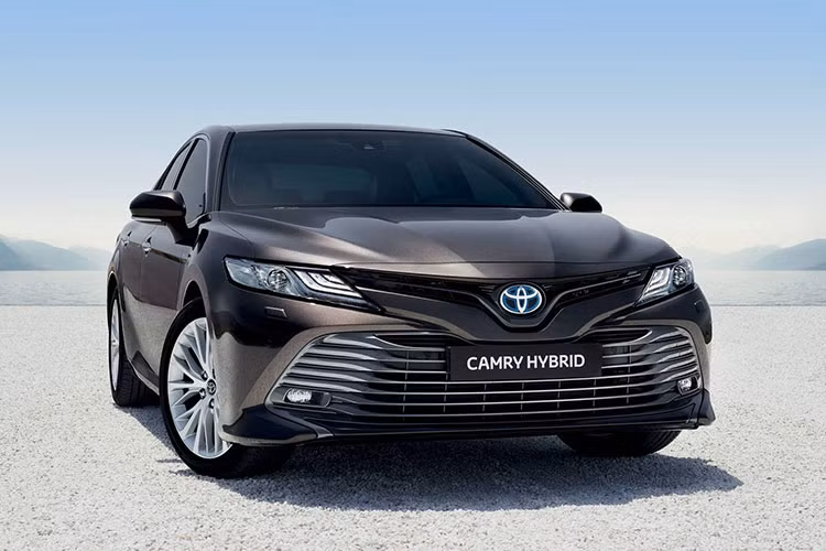 Đánh dấu việc Camry quay trở lại thị trường châu Âu sau 14 năm vắng bóng, Toyota đã mang phiên bản Toyota Camry Hybrid 2019 đến dự triển lãm Paris Motor Show. Theo hãng xe Nhật, phiên bản đầu tiên của thế hệ Camry thứ 8 tại thị trường châu Âu là một bản chạy hybrid 2.5 L.