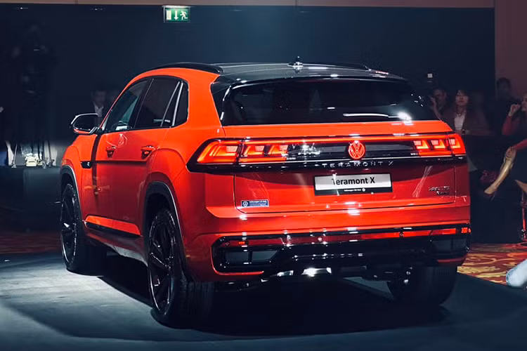 Mẫu xe SUV Volkswagen Teramont X 2024 sở hữu thiết kế trẻ trung và thể thao hơn với phần nóc dốc mượt mà về phía sau theo phong cách SUV - coupe cùng phối màu đen đồng điệu từ viền cản xe, mâm xe cho đến giá nóc.
