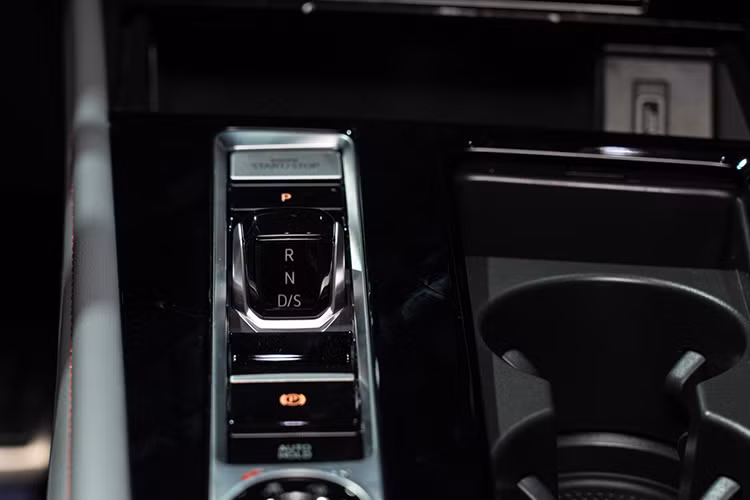 Hàng ghế trước của xe có tính năng chỉnh điện 8 hướng, đệm hơi tựa lưng chỉnh điện 4 hướng, nhớ 3 vị trí ghế lái, làm mát và sưởi ấm ghế trước. Gối tựa đầu cũng có thể điều chỉnh 6 vị trí. Hàng ghế sau của xe được trang bị điều hòa có cửa gió trung tâm, cửa gió dưới sàn xe, chức nǎng sưởi ấm và cổng sạc riêng...