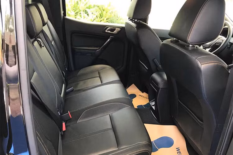Nằm bên dưới nắp capô của Ford Ranger 2018 tại Việt Nam là 3 tùy chọn động cơ. Thứ nhất là động cơ diesel 4 xi-lanh, tăng áp, dung tích 2,2 lít, sản sinh công suất tối đa 160 mã lực và mô-men xoắn cực dại 385 Nm như cũ. Thứ hai là động cơ diesel 4 xi-lanh, tăng áp, dung tích 2.0 lít với công suất tối đa 180 mã lực và mô-men xoắn cực đại 420 Nm.