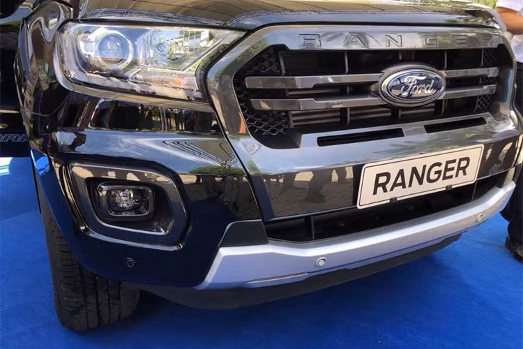 Theo một số nguồn tin từ các đại lý phân phối chính hãng dòng xe này cho hay, mẫu xe bán tải Ford Ranger 2018 tại Việt Nam sẽ được chia thành 8 bản trang bị là XL 2.2L MT 4x4, XLS MT, XLS AT, XLT MT 4x4, XLT AT 4x4, XLT AT 4x2 2.0L, Wildtrak 4x2 2.0L và Wildtrak 4x4 2.0L.