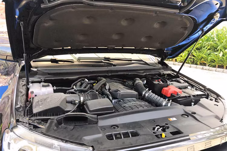 Cuối cùng sẽ là khối động cơ diesel 4 xi-lanh, tăng áp kép, dung tích 2.0 lít, sản sinh công suất tối đa 213 mã lực và mô-men xoắn cực đại 500 Nm. Bên cạnh động cơ diesel 2.0 lít mới, Ford Ranger 2018 tại Việt Nam còn được bổ sung thêm hộp số tự động 10 cấp.