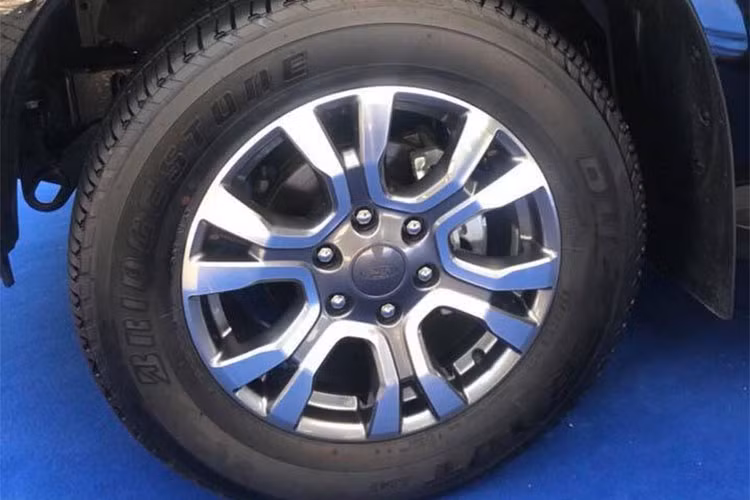 Những điểm nhấn phong cách khác bao gồm cụm đèn hậu thẳng đứng và cửa đuôi với dòng chữ Rangger cỡ lớn in phía sau. Bộ mâm hợp kim đa chấu với kích cỡ 18 inch vẫn không thay đổi nhiều so với trước đây.
