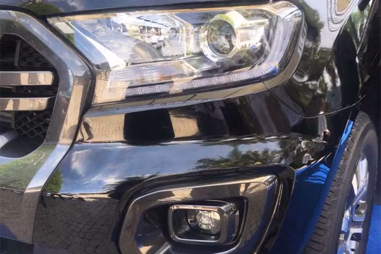 Về thiết kế, mặt trước Ford Ranger 2019 gây ấn tượng bằng lưới tản nhiệt tinh chỉnh trông tinh tế hơn, đèn pha sử dụng bóng bi-Xenon, đèn định vị LED. Các nhà thiết kế đã tạo nên nắp ca-pô gồ ghề, các khe hút gió ở cản trước và vòm bánh xe cơ bắp hơn so với các đối thủ cùng phân khúc.