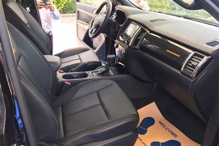 Về trang bị an toàn, bán tải Ford Ranger 2018 sở hữu hệ thống phanh khẩn cấp tự động, hỗ trợ giữ làn đường, cảnh báo chệch làn đường... Ngoài ra, xe còn có thể sở hữu kiểm soát hành trình thông minh, hệ thống cảm biến lùi, hệ thống thông tin điểm mù và phát hiện người đi bộ.