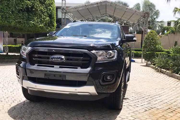 Hiện giá bán Ford Ranger 2018 tại Việt Nam vẫn chưa chính thức được công bố. Trong khi đó, giá tạm tính mà một số đại lý đưa ra cho mẫu xe bán tải này sẽ dao động từ 619 - 915 triệu đồng và dự kiến bán ra vào tháng 8/2018 tới đây. Đáng tiếc, trong danh mục Ford sẽ được bán tại Việt Nam trong thời gian tới không có sự xuất hiện của Raptor.