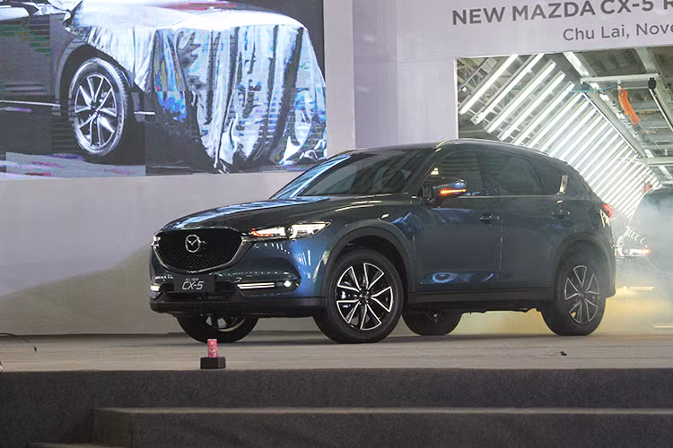 Theo thông tin từ phía một số đại lý tại Hà Nội, CX-5 2018 hiện được bán với giá 870 triệu đồng đối với phiên bản 2.0 2WD, 930 triệu đồng đối với phiên bản 2.5 2WD và 980 triệu đồng cho phiên bản 2.5 AWD. Bên cạnh đó, khách hàng khi mua xe còn được khuyến mại dán phim cách nhiệt, bảo hiểm TNDS và thân vỏ 1 năm, thảm để chân, túi cứu hộ.