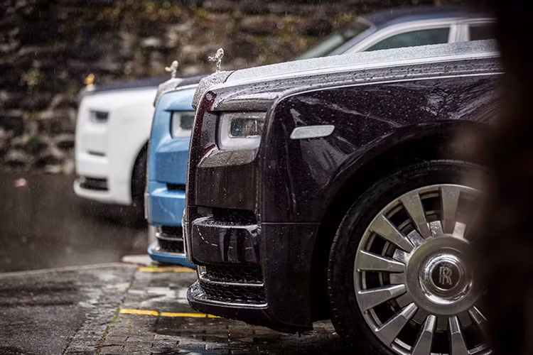"Việc tạp chí uy tín Top Gear và các phương tiện truyền thông trên toàn thế giới tôn vinh Rolls-Royce Phantom II đã phản ánh khách quan lòng yêu mến, các nhìn nhận về mặt kĩ thuật và niềm đam mê của tất cả mọi người”. Tổng Giám đốc, Rolls-Royce Motor Cars cho biết thêm. 