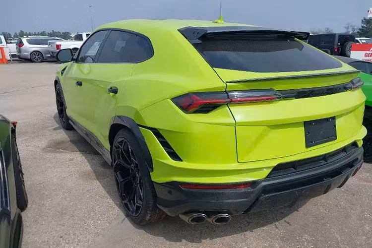 Đi kèm với khối động cơ này là hộp số 8 cấp tự động và hệ dẫn động bốn bánh. Xe có khả năng tăng tốc 0-100 km/h trong 3,3 giây, trước khi đạt vận tốc tối đa 306 km/h. Lamborghini Urus Performante có 4 chế độ lái, bao gồm Strada, Sport, Corsa và Rally. Người dùng có thể điều chỉnh chế độ lái thông qua hệ thống Tamburo.