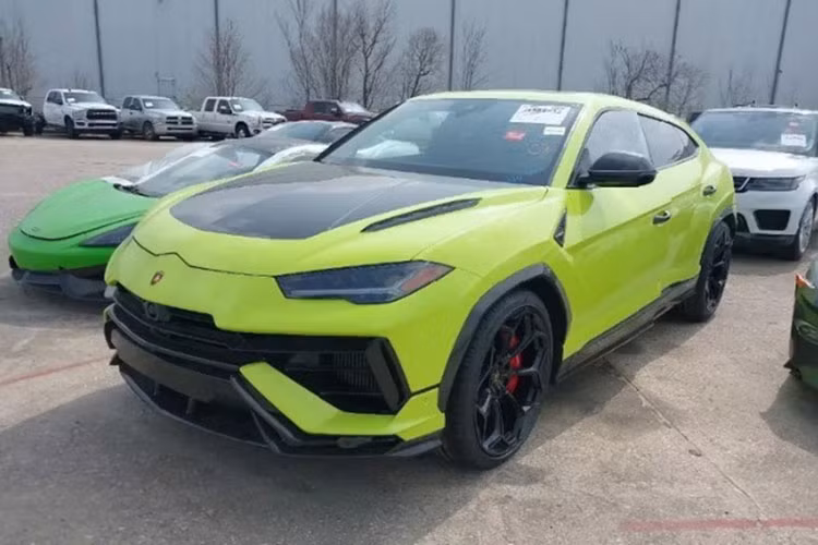 Trong tháng 4/2025 này, tại Mỹ đã xuất hiện một chiếc siêu SUV Lamborghini Urus Performante bán giá sắt vụn. Nhưng thực tế chất lượng xe vẫn mới nguyên còn sử dụng rất tốt, không hề gặp tai nạn, ngập nước hay lỗi sản xuất.
