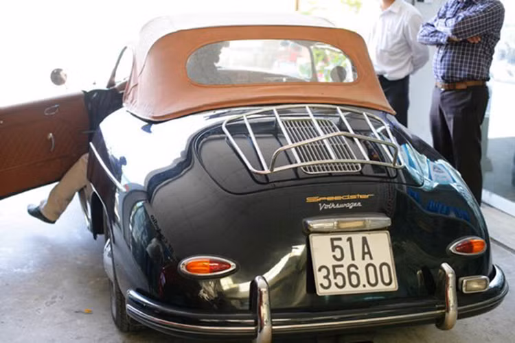 Tại Việt Nam, những chiếc Porsche 356A Speedster còn lăn bánh khá hiếm. Ở chiếc xe này, chủ xe khá chịu chơi khi "sắm" biển số 51A-356.00 đúng theo tên xe.