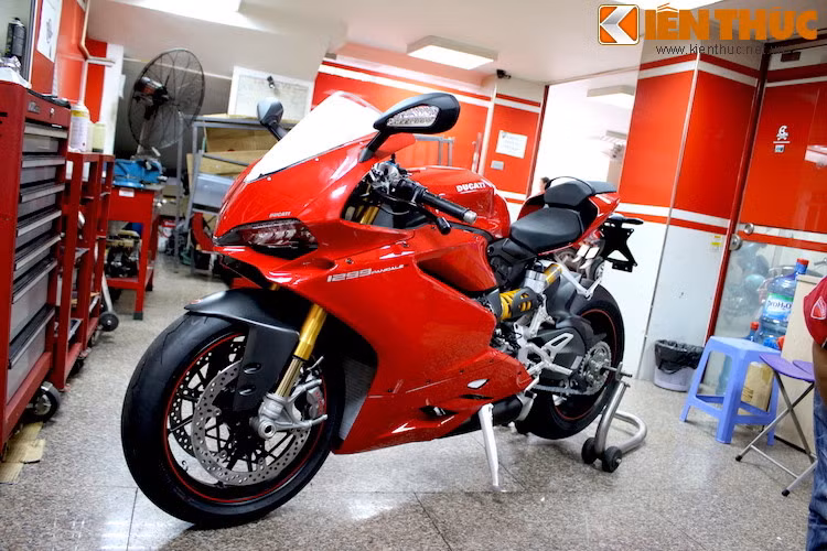 Ducati 1299 Panigale là phiên bản "hậu duệ" của dòng siêu môtô đình đám 1199 Panigale từng xuất hiện trước đây. Cũng giống như đàn anh 1199 Panigale, 1299 cũng được sản xuất và bán ra thị trường với 2 phiên bản là bản thường và bản S. Mức giá chính hãng cho mẫu xe này tại Việt Nam khoảng hơn 1 tỷ đồng (tuỳ phiên bản).