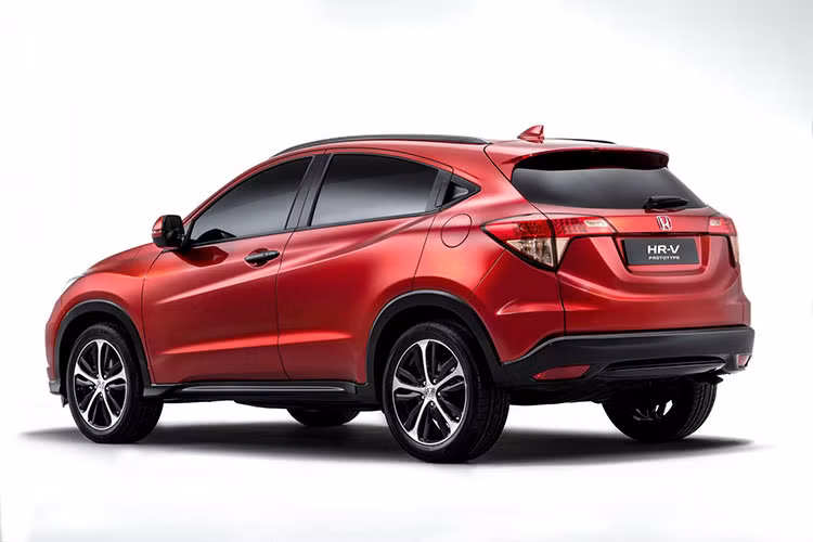 Về thiết kế tổng thể, Honda HR-V 2018 mới sở hữu thiết kế năng động, trẻ trung, với những đường nét góc cạnh đầy tinh tế. Kích thước của xe bao gồm chiều dài x rộng x cao lần lượt là 4.334 x 1.772 x 1.605 mm, chiều dài cơ sở 2.610 mm. Khoảng sáng gầm xe 150 mm.