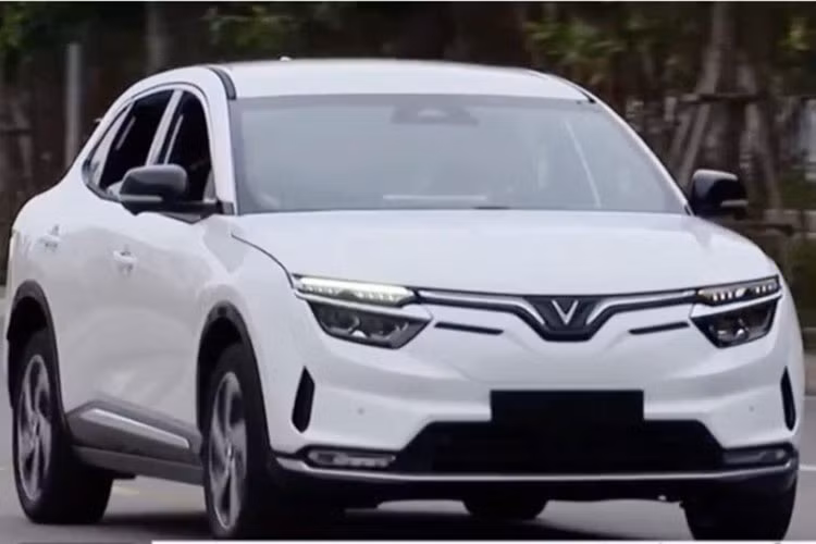 Hiện giá xe Vinfast VF8 chạy điện này có mức bán ra khởi điểm là 1,057 tỷ đồng cho bản Eco và 1,237 tỷ đồng cho bản Plus. Theo số liệu được hãng xe Việt công bố, VinFast VF8 và VF9 (SUV điện cỡ E) đã đem về 24.308 đơn đặt hàng trên toàn cầu, trong đó có tới 15.237 đơn dành cho VF8. 