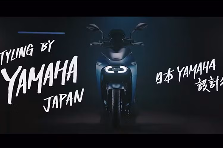 Được biết, mẫu xe ga Yamaha chạy điện mới sẽ sử dụng công nghệ pin nhiên liệu Gogoro, công nghệ này lần đầu xuất hiện tại Đài Loan với các bộ pin có thể thay thế cho xe tay ga điện, cho phép người lái có thể dễ dàng và nhanh chóng thay pin cho xe khi chiếc xe đã hết pin.