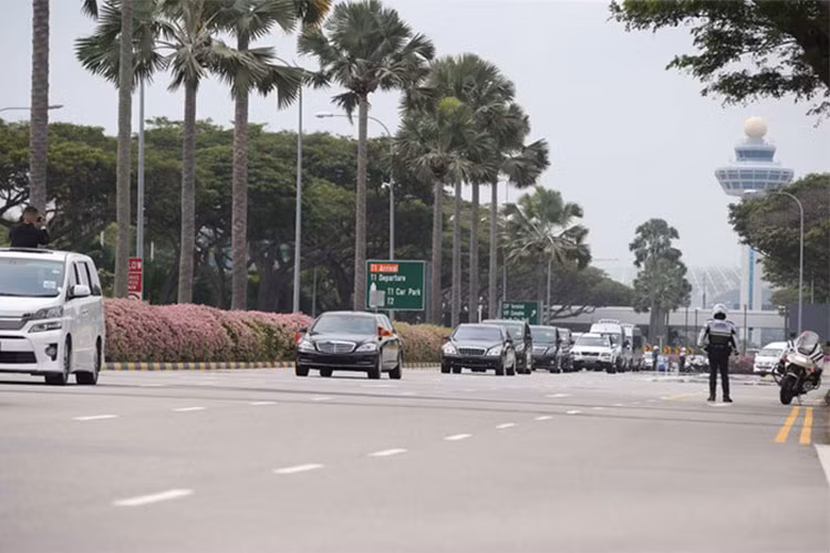 Cùng với đó còn có 35 chiếc xe bao gồm cả môtô cảnh sát dẫn đường, di chuyển theo Đại lộ Air Port đến xa lộ Pan Island, sau đó đi trên đường Orchard về khách sạn St.Regis. Các tuyến đường đều được phong tỏa.