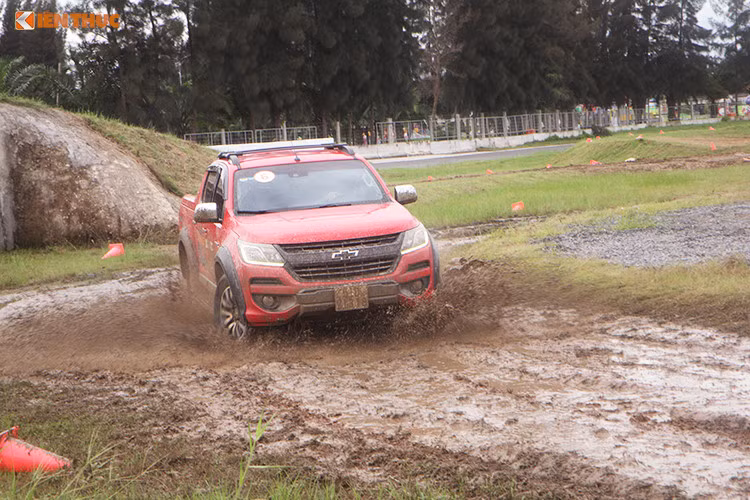 Chevrolet Colorado mới sở hữu ngoại hình hấp dẫn hơn, khỏe mạnh hơn nhiều so với phiên bản cũ. Toàn bộ phần đầu xe đã được Chevrolet thiết kế lại hoàn toàn. Với cản trước, đèn pha, lưới tản nhiệt và nắp ca-pô mới, Colorado bản nâng cấp nay đã có kiểu dáng "nam tính" và gần với những dòng xe khác của Chevrolet tại Mỹ hơn.