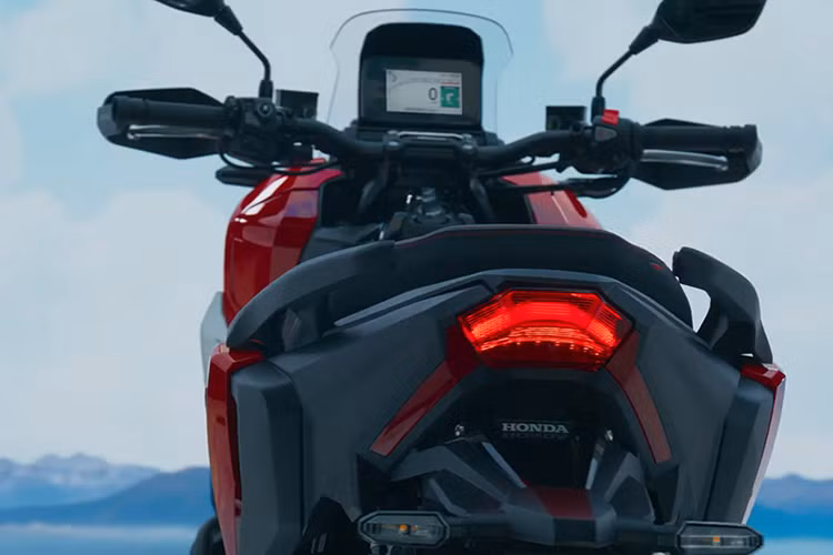 Bên cạnh đó, mẫu xe ga Honda ADV 350 2025 mới còn được trang bị cụm đồng hồ kỹ thuật số toàn phần, hiển thị đầy đủ các thông số vận hành...