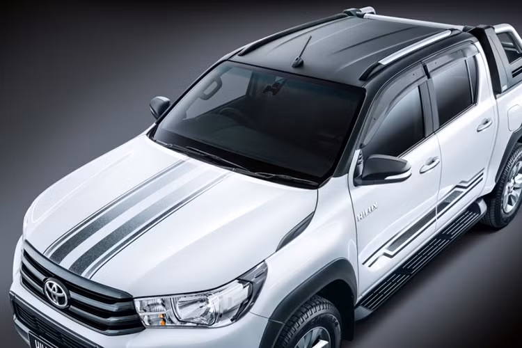 Thân xe được dán decal đen kéo dài tới đuôi xe, ốp gương màu đen và ốp đèn hậu đen tăng dáng vẻ dữ dằn và mạnh mẽ. Phía trước đèn pha, đèn sương mù và cản trước cũng được ốp bảo vệ màu đen tạo ra sự khác biệt so với Hilux bản tiêu chuẩn.