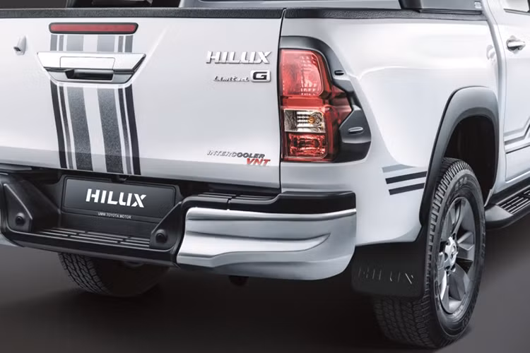 Mâm xe 6 chấu cũng được sơm xám đồng màu với ốp cản trước. Các chi tiết decal trang trí màu đen nhấn nhá trên nắp ca-pô, thân xe và thùng xe.