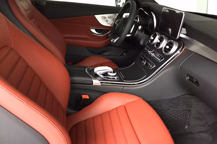 Mercedes-Benz C300 Coupe của tay chơi Long An này sử dụng động cơ 4 xi-lanh, dung tích 2.0 lít, sản sinh công suất tối đa 245 mã lực và mô-men xoắn cực đại 370 Nm. C300 Coupe mất khoảng 6 giây để tăng tốc từ vị trí đứng yên lên 100 km/h trước khi đạt vận tốc tối đa 250 km/h.