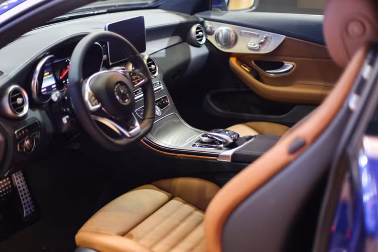 Những người đã từng ngồi trên một chiếc C-Class Sedan đời mới chắc chắn sẽ cảm thấy quen thuộc với C300 Coupe, khi thiết kế bảng táp-lô của chiếc xe đã được "bê nguyên" từ các phiên bản sedan. Xe được trang bị dàn âm thanh Burmester 13 loa hay hệ thống đèn LED chiếu sáng thông minh. Bên cạnh đó là hàng loạt các trang bị an toàn tiên tiến.