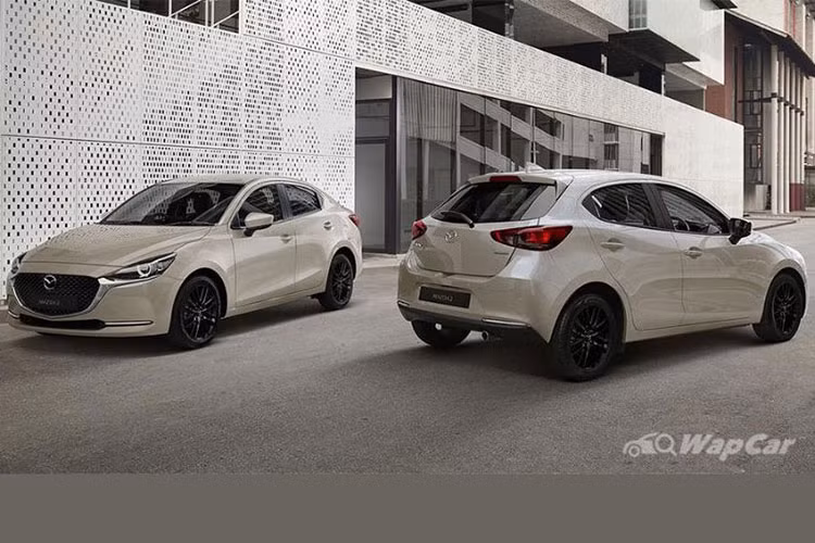 Mẫu xe Mazda2 2022 mới với biến thể Sedan và Hatchback vừa được tiết lộ dành cho thị trường Thái Lan. Cả biến thể Sedan và Hatchback đều có giá bán giống nhau giữa các phiên bản.