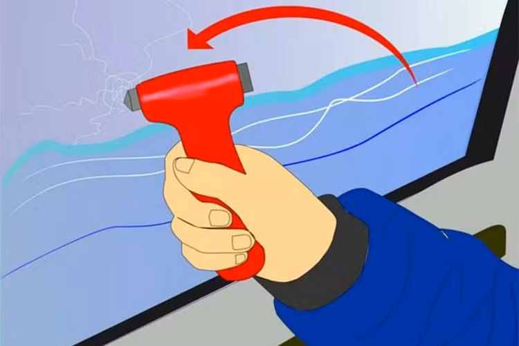 Trong trường hợp hệ thống điện không thể mở được cửa kính, bạn hãy dùng các vật nặng có đầu nhọn để đập kính lái; một cái khóa, kìm, tuốc-nơ-vít, dùng gót chân, thậm chí là giày cao gót… Tốt nhất, bạn hãy luôn để trong xe một chiếc búa chuyên dụng (bao gồm cả chức năng cắt dây an toàn, đèn pin, sạc điện thoại…).