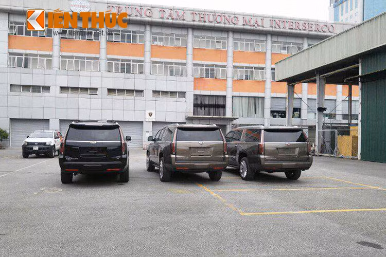 Cadillac Escalade ESV Platinum được trang bị động cơ V8 6.2l EcoTec3 cực mạnh mẽ với công suất lên tới 420 mã lực và mô-men xoắn cực đại 623 Nm, đi kèm hệ dẫn động 4 bánh và hộp số tự động 8 cấp. Mức tiêu thụ nhiên liệu theo công bố là 16L/100km.