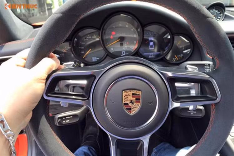 Khung gầm 911 GT3 RS được điều chỉnh đem lại độ chính xác tối đa. Hệ thống dẫn động cầu sau cùng hệ thống điều phối lực kéo của Porsche (PTV Plus) với van biến thiên và khóa vi sai khiến chiếc xe năng động hơn. Trục trước và sau được mở rộng để tăng khả năng chống lật khi vận hành ở tốc độ cao. Xe cũng được trang bị bộ lốp lớn hơn để đảm bảo an toàn khi vào cua nhanh.