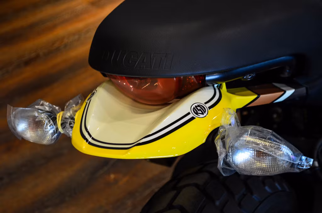Đèn pha và đèn hậu đều sử dụng bóng LED. Scrambler Mach 2.0 vẫn được hãng xe máy Ducati sử dụng cùng loại cấu trúc khung sườn, một số chi tiết trang bị đi kèm... trên những chiếc Scrambler bản thường hiện ddang bán ra.