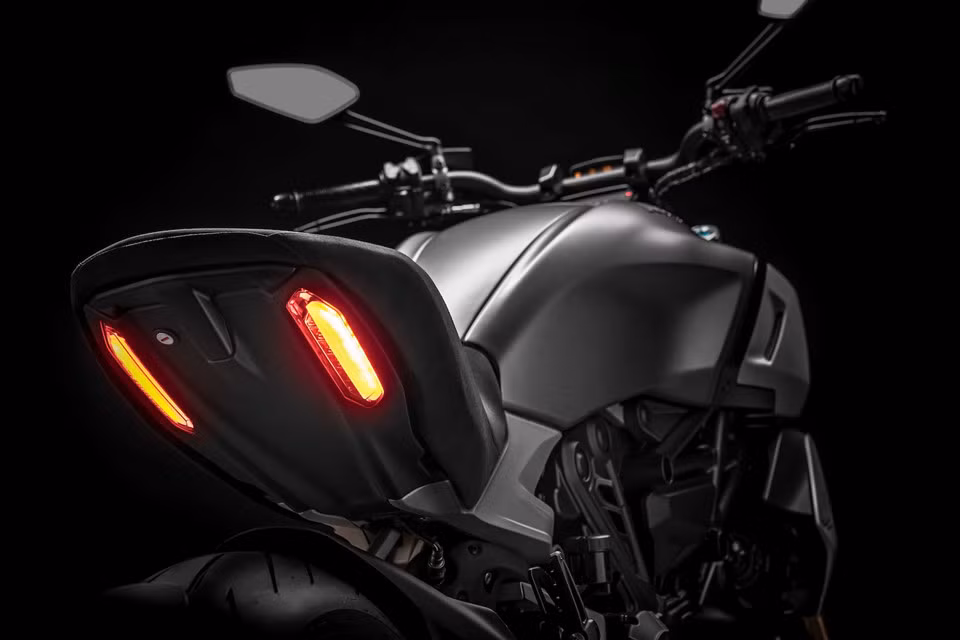 Xe được cung cấp với màu xám Sandstone Grey - đen và màu đen - khung sơn đỏ cho bản S. Mức giá Ducati Diavel 1260 và thời điểm phân phối hiện vẫn chưa được hãng xe máy Ducati công bố chính thức.