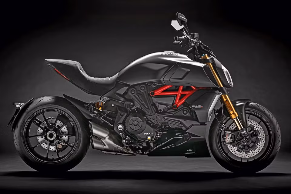 Hệ thống xả thải của Diavel 1260 được thiết kế lại với ống xả nằm gọn dưới gầm xe tương tự XDiavel. Phần cổ ống xả cũng được giấu kín, giúp giảm đi lượng hơi nóng tỏa thẳng ra chân người lái.