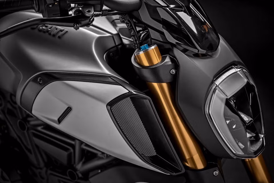 Bên cạnh đó, Diavel 1260 S còn sở hữu hệ thống phanh trước với đĩa phanh Brembo 320 mm đi kèm kẹp phanh Brembo M50 thay vì kẹp phanh Brembo M4.32 trên bản tiêu chuẩn. Cùm phanh trước piston 18 mm trên bản S và 16 mm trên bản tiêu chuẩn. Diavel 1260 S còn sở hữu quickshift 2 chiều.
