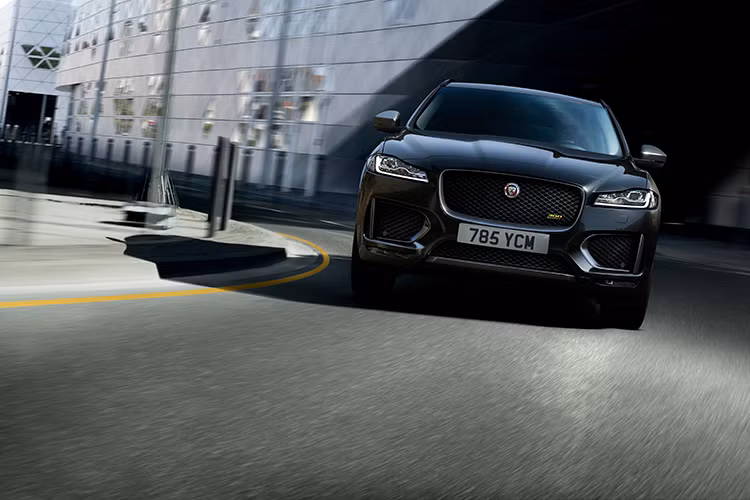 Hiệu suất để trình diễn, phiên bản Jaguar F-pace 300 sport đi cùng với tùy chọn hai động cơ, 300 PS AWD, 2.0L Ingenium, máy xăng và 3.0L V6 máy dầu. Động cơ đầu tiên cho mô-men xoắn cực đại 400Nm và có thể tăng tốc từ 0-100km/giờ trong vòng 6,1 giây (0-60mph trong vòng 5,8 giây) trước khi đạt tốc độ tối đa 233km/ giờ (145mph).