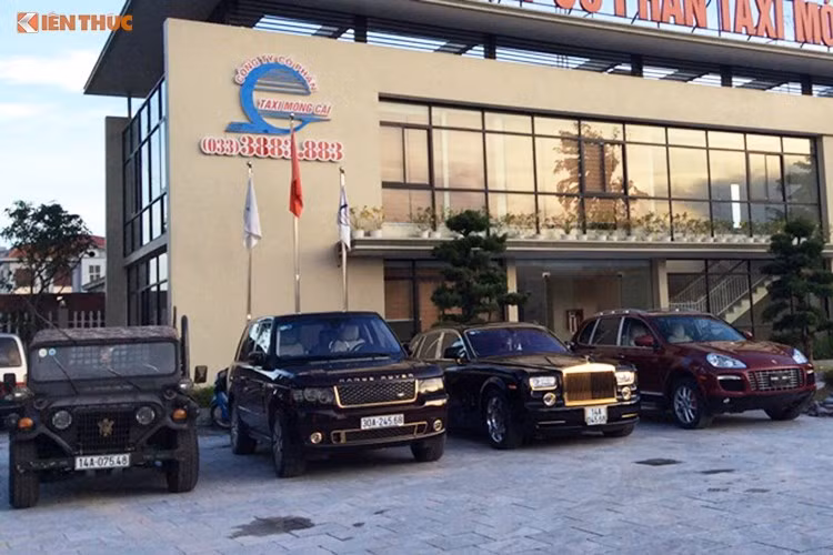 Ngoài Taxi Rolls-Royce Phantom mạ vàng, "đội quân" taxi hạng sang ở Quảng Ninh còn có 8 chiếc Mercedes-Benz C200 2017 và 2 chiếc Mercedes-Benz V-class, Benley và Porsche... Cùng với đó là chiếc SUV hạng sang Range Rover phiên bản giới hạn với ngoại thất cũng được mạ vàng một số chi tiết.