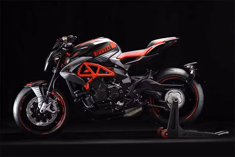 MV Agusta Brutale 800 RR Pirelli được ví như là đứa con tinh thần trong nhiều thập kỷ giữa hai “gã khổng lồ” này, xe sẽ được phổ biến trên toàn thế giới và bị ràng buộc bởi các giá trị cốt lõi chung như thiết kế và nhãn hiệu “Made in Italy” kết hợp với tinh thần thể thao và sự đổi mới.