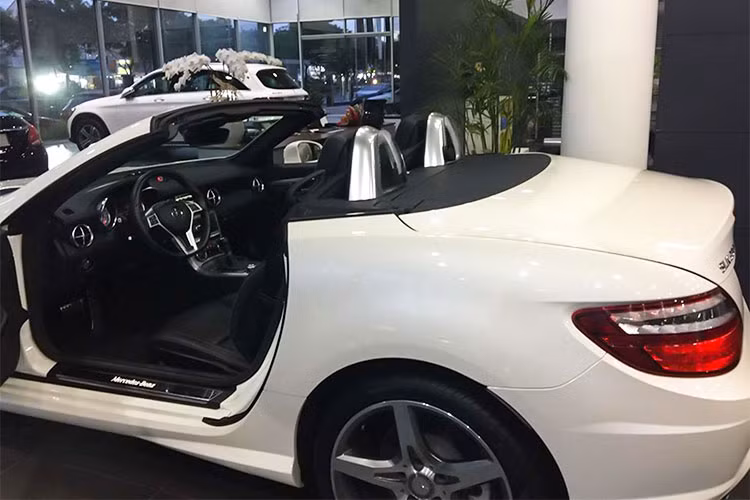 Thiết kế nội thất của SLK 350 thừa hưởng phong cách hiện nay của Mercedes-Benz đó là hòa trộn giữa nét cổ điển và hiện đại. Bộ ghế thể thao được bọc da sành điệu và tương phản hoàn toàn với gam màu sáng của xe cùng các chi tiết kim loại tạo vẻ sang trọng cho khoang xe.