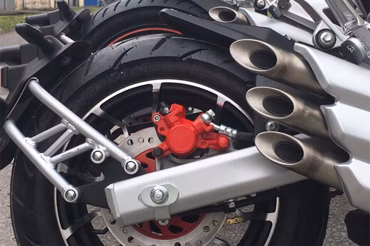 Tất cả các phiên bản này vẫn có phuộc trước Upside Down sơn màu đồng, giảm sóc sau dạng đơn monoshock. Tuy nhiên, gắp sau của xe thiết kế khá hời hợt dạng đôi - khác với xe xịn dạng gắp đơn. Lực hãm của khối động cơ trên là phanh đĩa cho cả 2 bánh. Bình xăng có dung tích 12 lít.