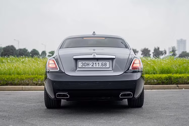 Mới đây, trên sàn xe cũ Hà Nội bất ngờ xuất hiện một chiếc xe siêu sang Rolls-Royce Ghost 2022 bản Extended (phiên bản sản xuất năm 2021) được chào bán hơn 39 tỷ đồng. Đáng chú ý là chiếc xe này chỉ mới lăn bánh khoảng 688km và các chi tiết nội, ngoại thất còn như vừa mới "đập thùng".