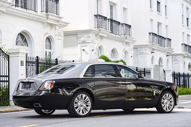 Về truyền động, Rolls-Royce Ghost thế hệ mới được trang bị động cơ V12 6.75L tăng áp kép, giống như trên Cullinan, cho ra công suất tối đa 563 mã lực và 850 Nm mô-men xoắn cực đại. Đi kèm với đó là trang bị hộp số tự động ZF 8 cấp và hệ dẫn động 4 bánh.