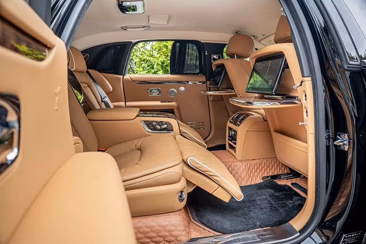 Các trang bị đẳng cấp trên Rolls-Royce Ghost 2022 mới có thể kể tới như hệ thống camera Flagbearer, màn hình trải trí cỡ lớn, đồng hồ đo kỹ thuật số, hệ thống âm thanh Bespoke 18 loa công suất 1.300 watt; bầu trời sao Starlight Headliner mới; hệ thống phát Wifi trong cabin xe; camera 360 độ, HUD...