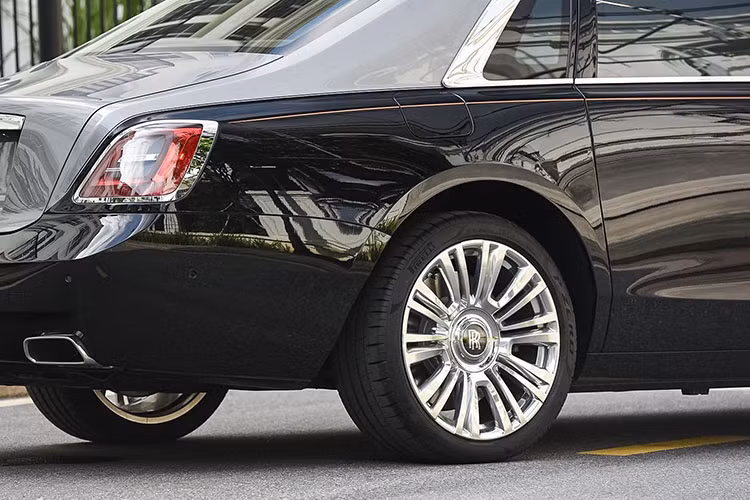 Xe sở hữu những chi tiết quen thuộc như cụm lưới tản nhiệt to bản mạ chrome hình ngôi đền Pantheon đặc trưng, cặp mắt LED sắc sảo với công nghệ đèn laser tối tân, hốc hút gió dài phía trên cản trước... Bên cạnh đó, bộ lưới tản nhiệt Pantheon trên chiếc sedan hạng sang còn có khả năng phát sáng trong đêm tuyệt đẹp.