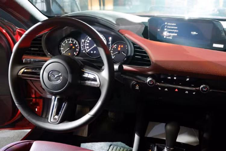 Những điểm nhấn khác bên trong Mazda3 2019 bao gồm núm xoay chỉnh hệ thống thông tin giải trí, nội thất bọc da mới, ghế thoải mái hơn, vô lăng 3 chấu thể thao hơn và bảng đồng hồ thay đổi thiết kế.