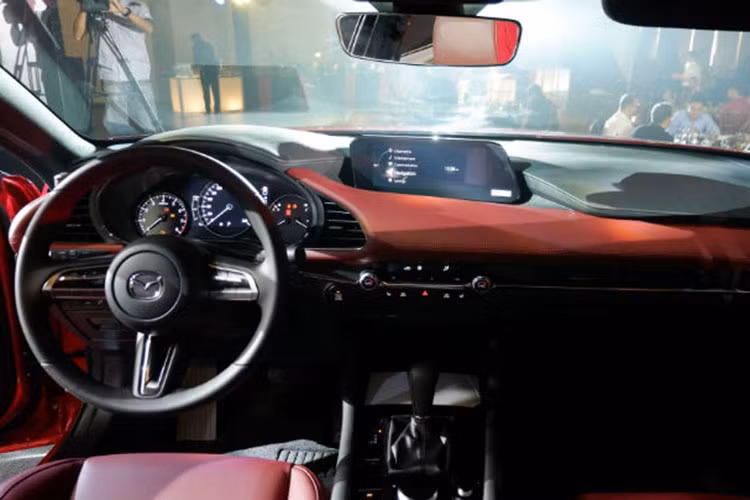 Bên trong Mazda3 2019 xuất hiện màn hình thông tin giải trí 8,8 inch nằm độc lập trên mặt táp-lô, cụm điều khiển trung tâm và nút chỉnh điều hòa cải tiến. Những chi tiết này mang đến không gian nội thất quen mà lạ cho Mazda3 thế hệ mới.